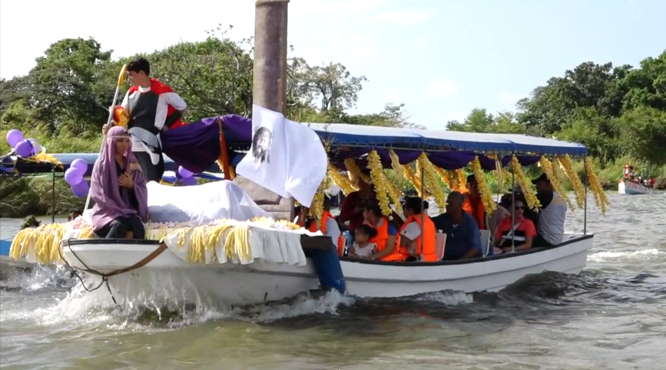 Proyectan vida y resurrección de Jesús en viacrucis acuático en Granada