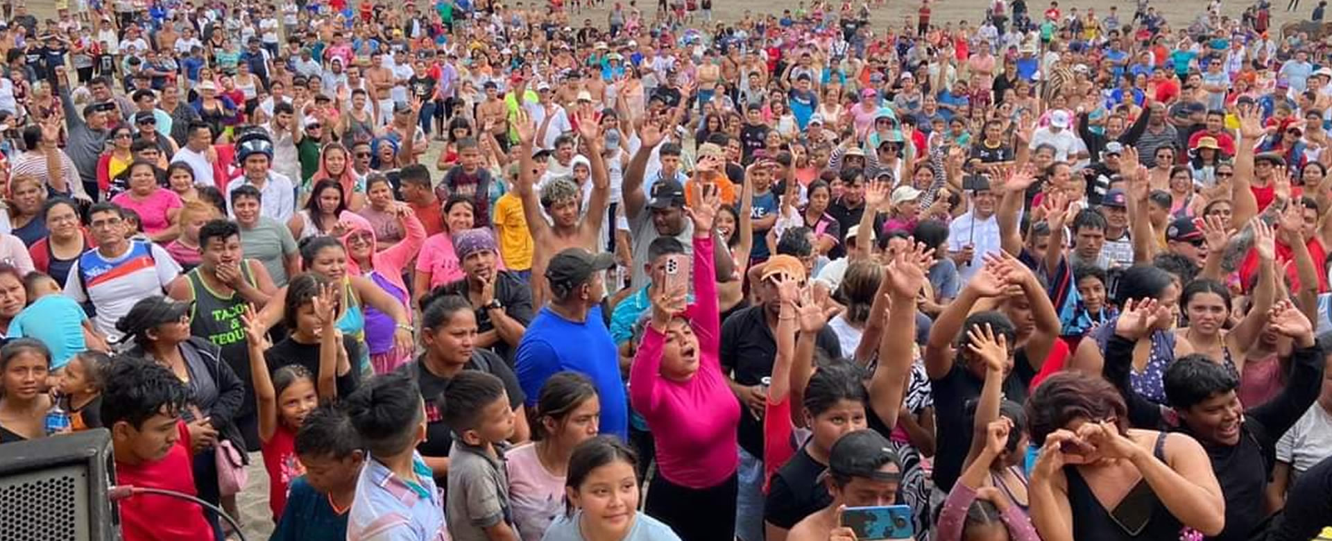 Caraceños disfrutan de las refrescantes aguas de playa La Boquita