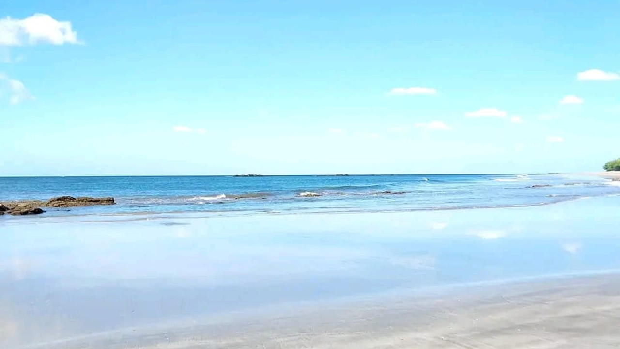 La playa de Huehuete es el destino perfecto para disfrutar de las vacaciones de verano, con aguas refrescantes y arena